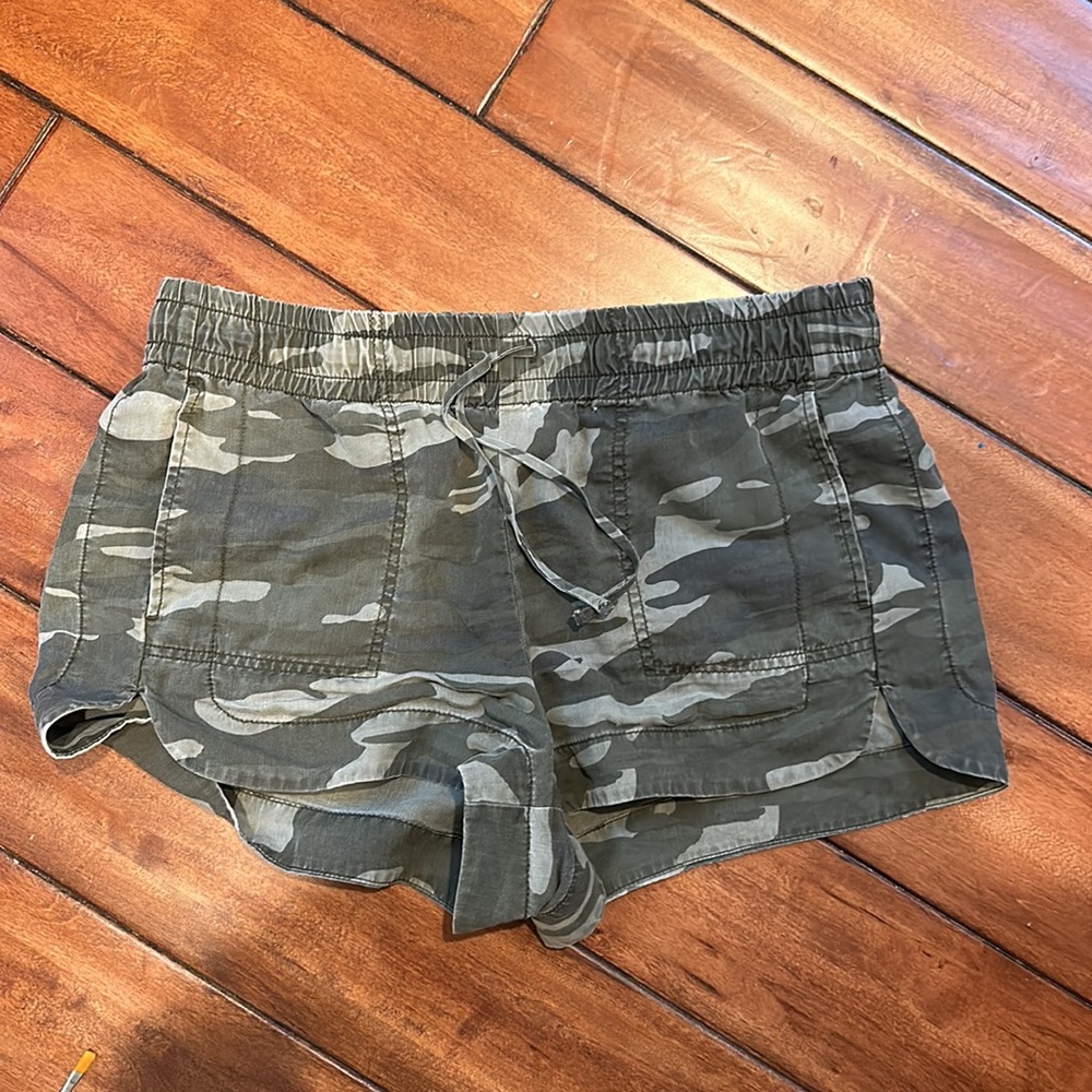 Express Women’s medium camo shorts. Elastic drawstring waist